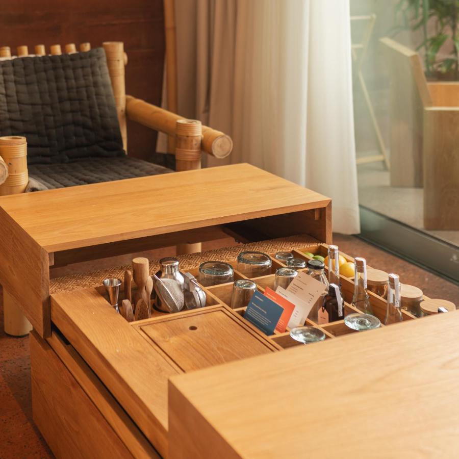 סמיניאק Potato Head Suites & Studios מראה חיצוני תמונה A tea table