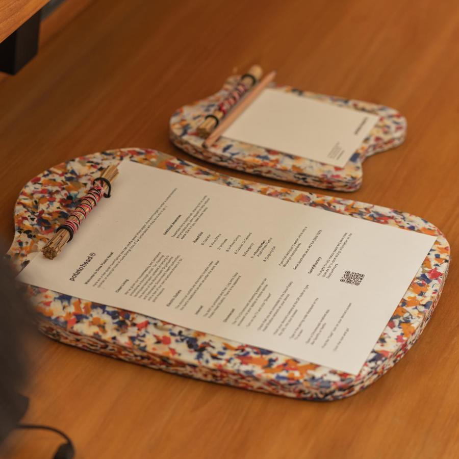 סמיניאק Potato Head Suites & Studios מראה חיצוני תמונה A clipboard made from plastic