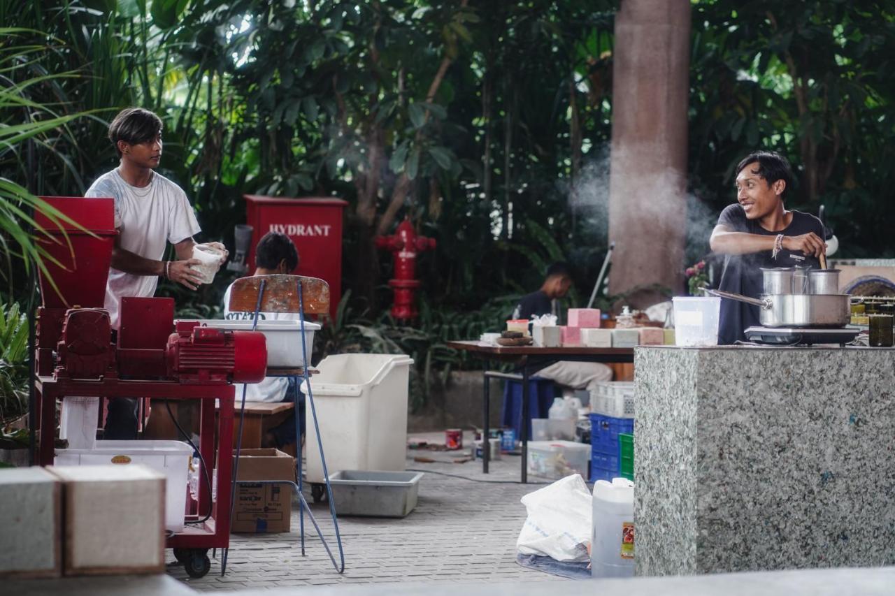 סמיניאק Potato Head Suites & Studios מראה חיצוני תמונה A street vendor in Jakarta, Indonesia