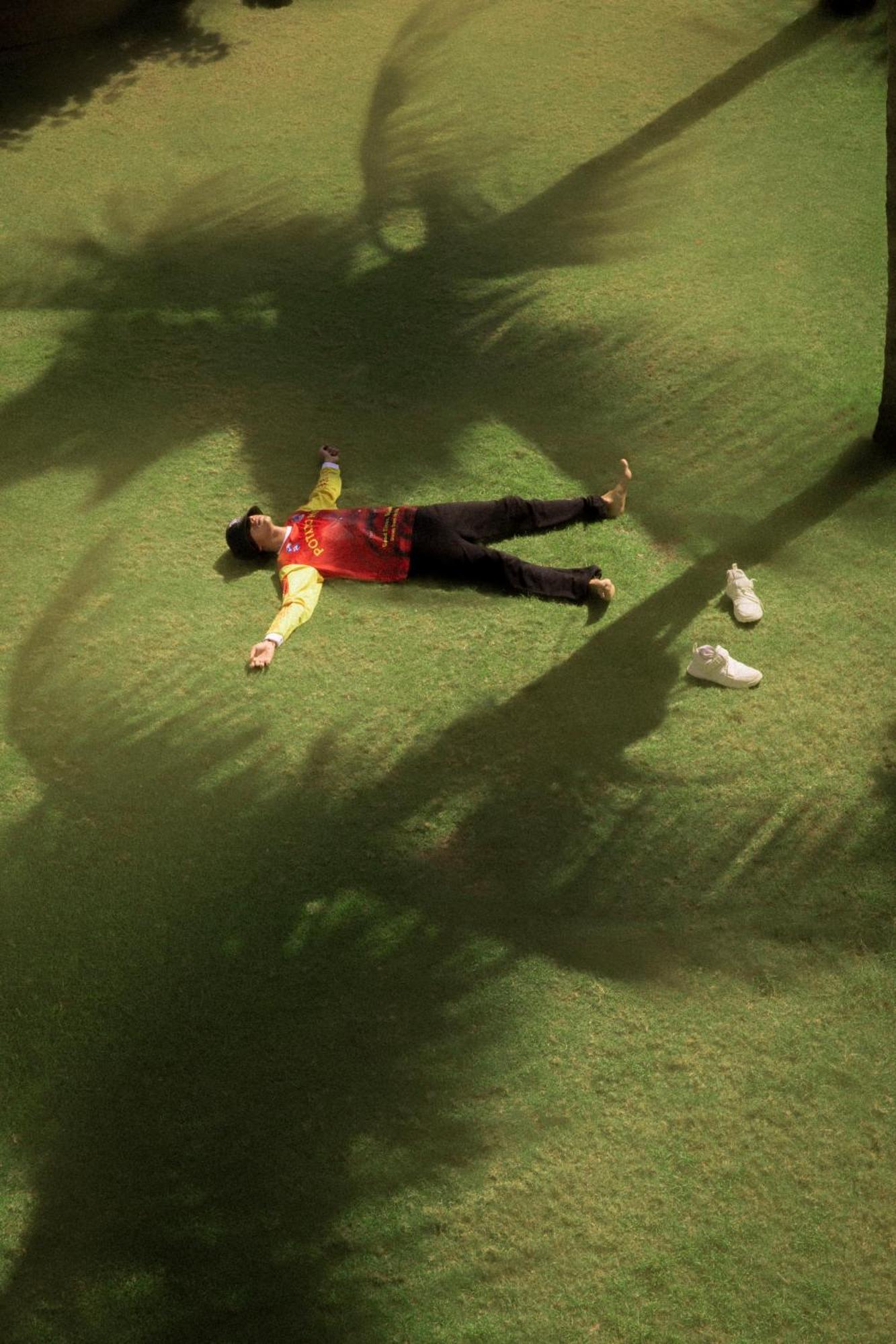 סמיניאק Potato Head Suites & Studios מראה חיצוני תמונה A man lying on the grass