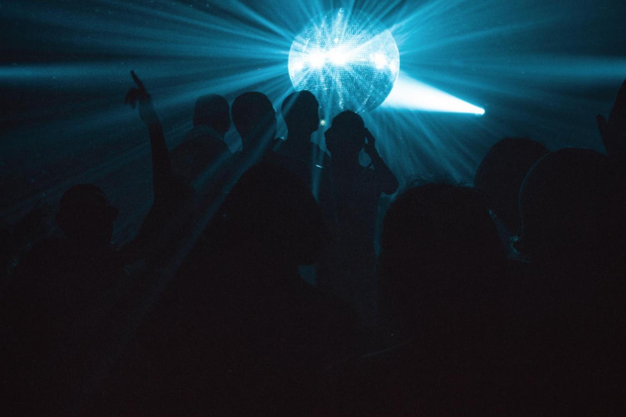 סמיניאק Potato Head Suites & Studios מראה חיצוני תמונה A disco ball in a nightclub