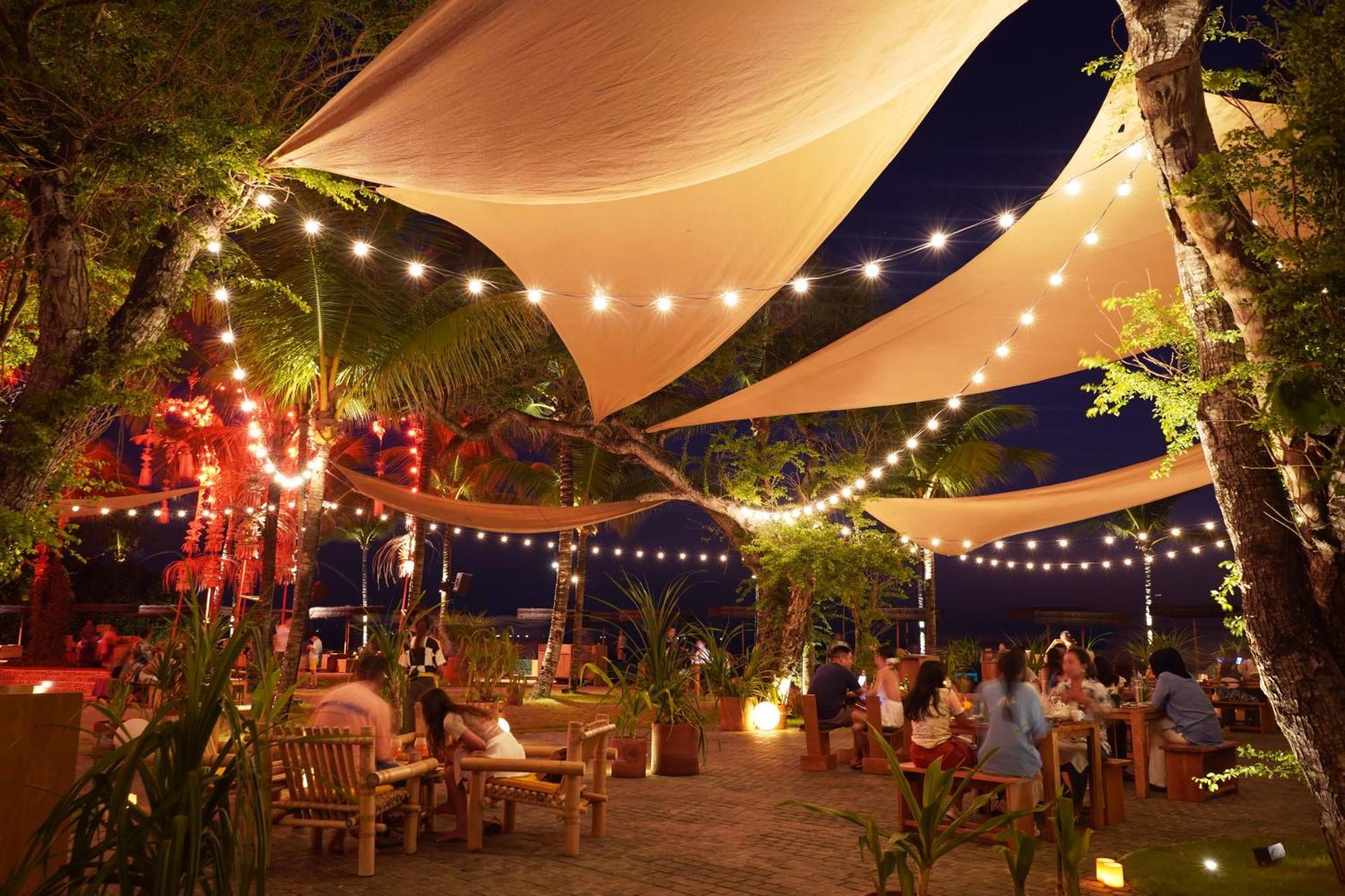 סמיניאק Potato Head Suites & Studios מראה חיצוני תמונה The restaurant at night