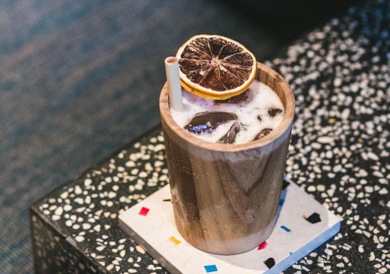 סמיניאק Potato Head Suites & Studios מראה חיצוני תמונה A cocktail served in a wooden glass