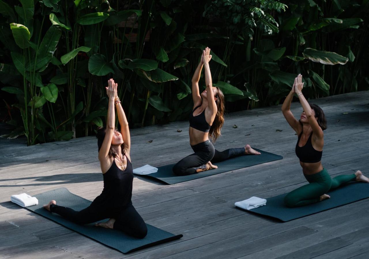 סמיניאק Potato Head Suites & Studios מראה חיצוני תמונה A yoga class in Bali, Indonesia