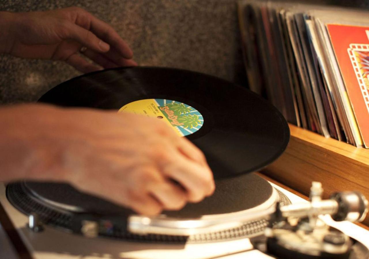 סמיניאק Potato Head Suites & Studios מראה חיצוני תמונה A record being placed on a turntable
